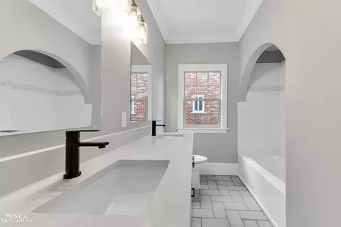 Bath - 908 Trombley, Grosse Pointe Park, MI 48230 photo 3 of 7