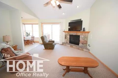 Living - 1910 W King, Owosso, MI 48867 photo 2 of 5