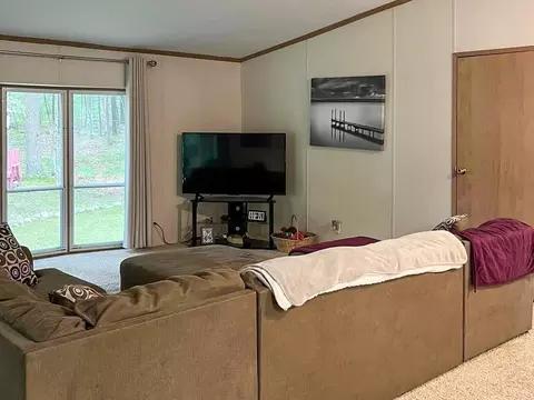 Living - 4991 Queens Way, Gladwin, MI 48624 photo 3 of 10