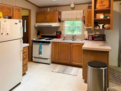 Kitchen - 4991 Queens Way, Gladwin, MI 48624 photo 2 of 3