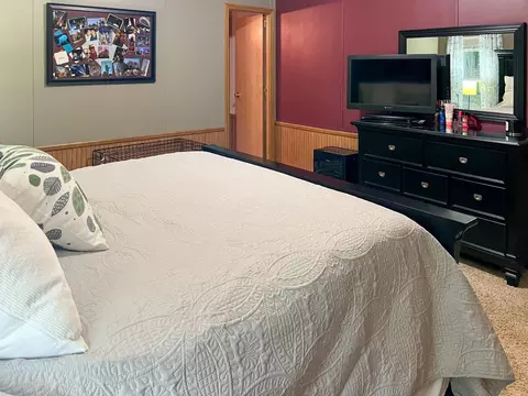 Bedroom - 4991 Queens Way, Gladwin, MI 48624 photo 5 of 6