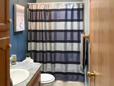 Bath - 4991 Queens Way, Gladwin, MI 48624 photo 6 of 7