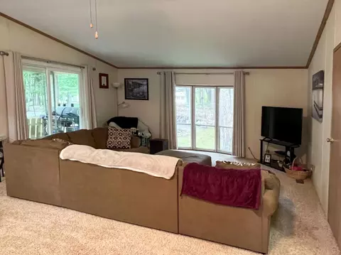 Living - 4991 Queens Way, Gladwin, MI 48624 photo 4 of 10