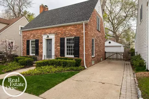 100 Mapleton, Grosse Pointe Farms, MI 48236 photo 2
