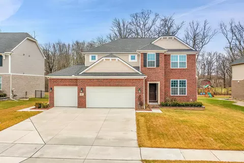 927 Leafdale Dr, Rochester Hills, MI 48307