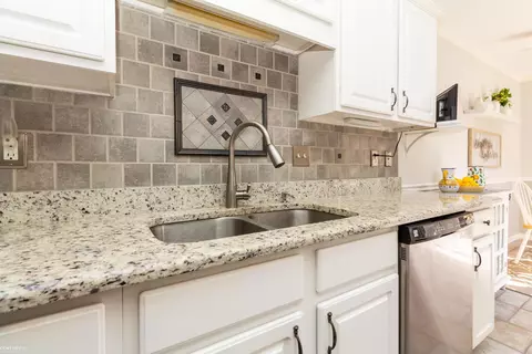 Kitchen - 50197 Pepper Tree, Macomb, MI 48044 photo 3 of 4