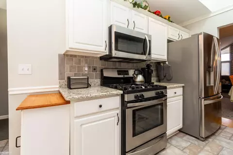 Kitchen - 50197 Pepper Tree, Macomb, MI 48044 photo 4 of 4