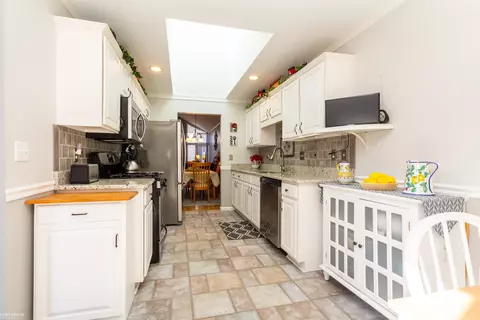 Kitchen - 50197 Pepper Tree, Macomb, MI 48044 photo 2 of 4