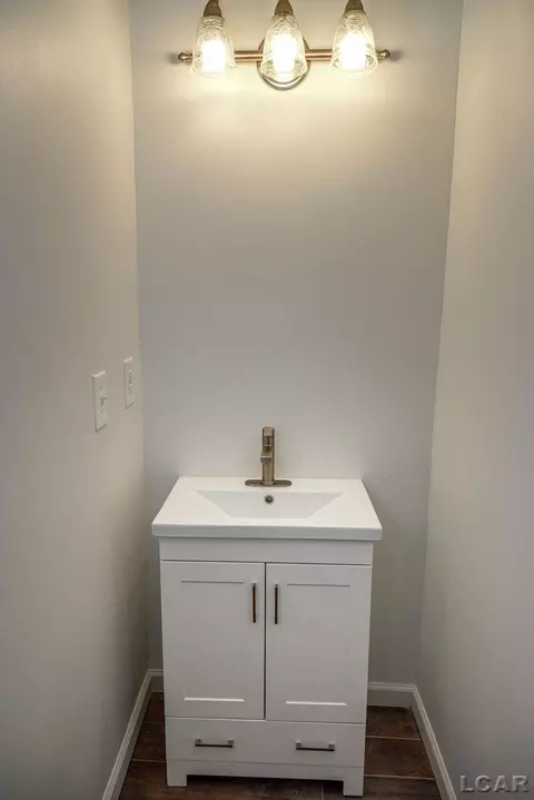 Bath - 637 Oak, Adrian, MI 49221 photo 2 of 2