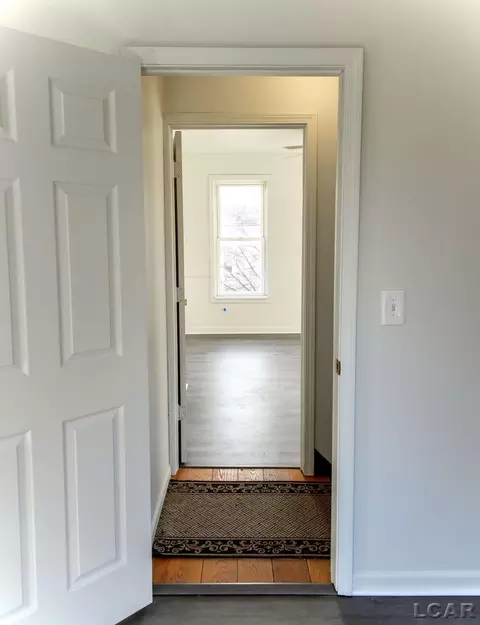 Entry Way - 637 Oak, Adrian, MI 49221 photo 2 of 3