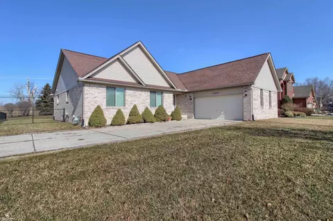 16530 Birch Dr, Brownstown, MI 48173