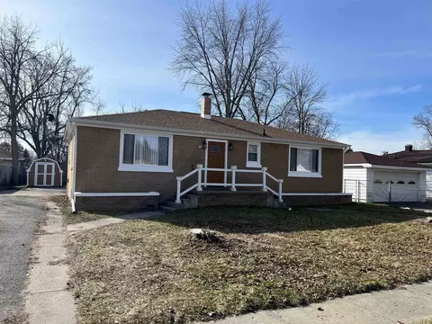 549 Pioneer Trl, Saginaw, MI 48604