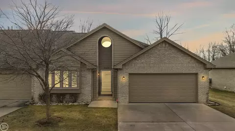 33138 Whispering Ln, New Baltimore, MI 48047