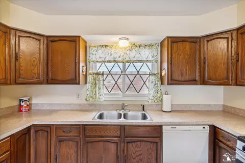 Kitchen - 20644 Foxboro, Riverview, MI 48193 photo 2 of 4
