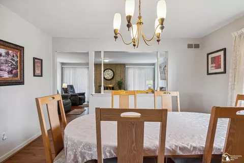 Dining - 20644 Foxboro, Riverview, MI 48193 photo 3 of 6