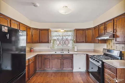 Kitchen - 20644 Foxboro, Riverview, MI 48193 photo 1 of 4