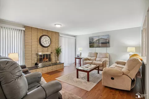 Living - 20644 Foxboro, Riverview, MI 48193 photo 2 of 5