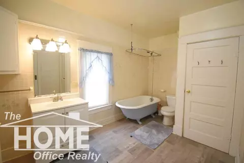 Bath - 717 Pine, Owosso, MI 48867 photo 2 of 2