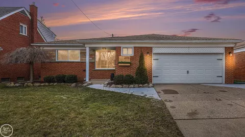 21118 Bayside, Saint Clair Shores, MI 48081