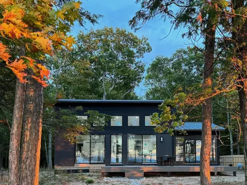 7489 N Lake Shr, Harbor Springs, MI 49740
