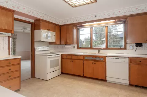 Kitchen - 82 Blairmoor, Grosse Pointe Shores, MI 48236 photo 3 of 4