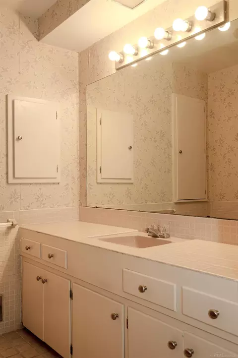 Bath - 82 Blairmoor, Grosse Pointe Shores, MI 48236 photo 1 of 5