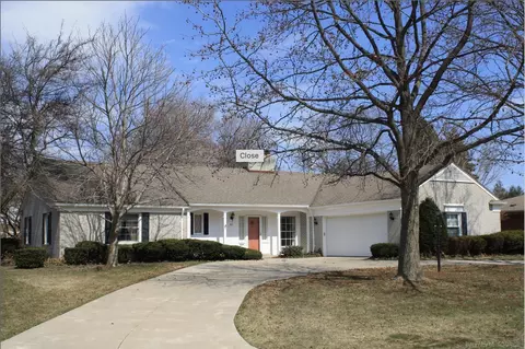 82 Blairmoor, Grosse Pointe Shores, MI 48236