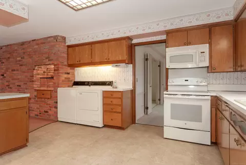 Kitchen - 82 Blairmoor, Grosse Pointe Shores, MI 48236 photo 4 of 4