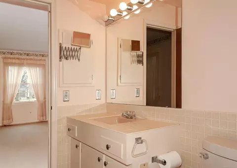 Bath - 82 Blairmoor, Grosse Pointe Shores, MI 48236 photo 4 of 5