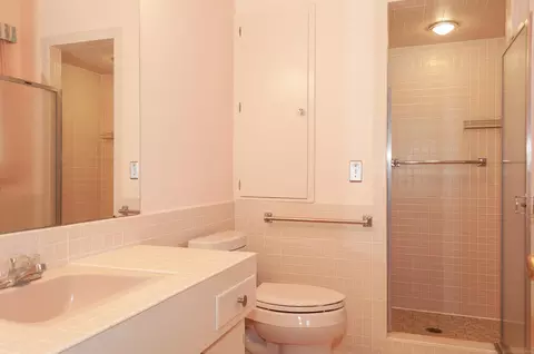 Bath - 82 Blairmoor, Grosse Pointe Shores, MI 48236 photo 3 of 5