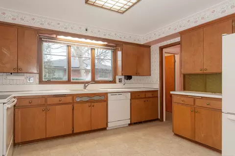 Kitchen - 82 Blairmoor, Grosse Pointe Shores, MI 48236 photo 2 of 4
