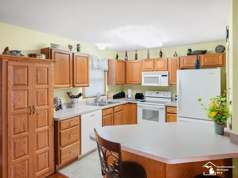 Kitchen - 6874 Pheasant Vw, Temperance, MI 48182 photo 4 of 4