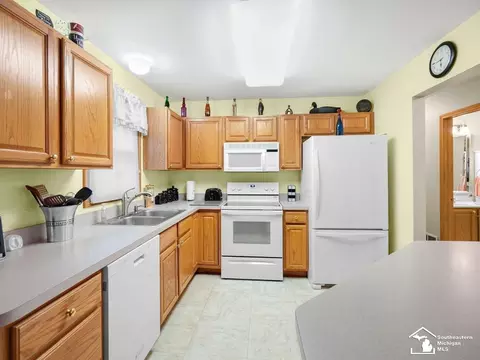 Kitchen - 6874 Pheasant Vw, Temperance, MI 48182 photo 1 of 4