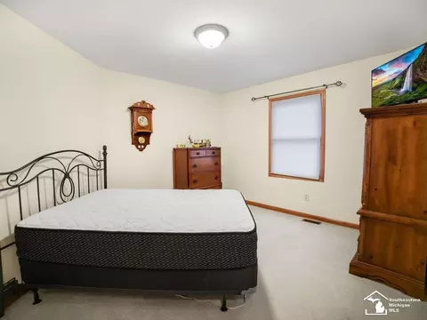 Bedroom - 6874 Pheasant Vw, Temperance, MI 48182 photo 2 of 6