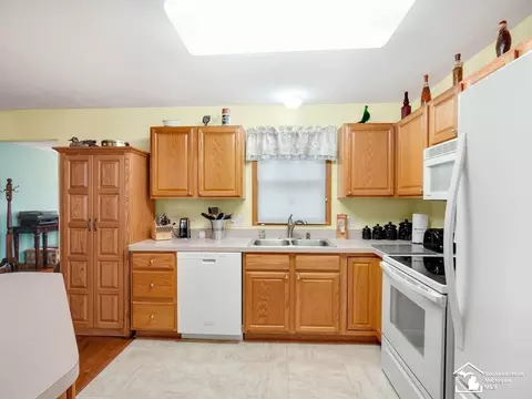 Kitchen - 6874 Pheasant Vw, Temperance, MI 48182 photo 2 of 4