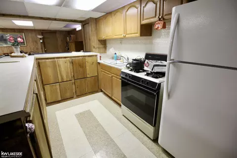 Kitchen - 46259 Butte, Macomb, MI 48044 photo 5 of 6