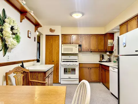 Kitchen - 32022 Bunert, Warren, MI 48088 photo 3 of 4