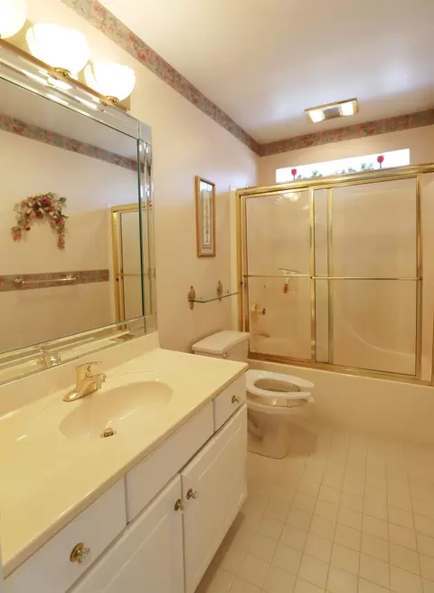 Bath - 198 Primrose, Flushing, MI 48433 photo 3 of 3