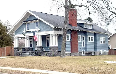 1118 Stanton, Marinette, WI 54143