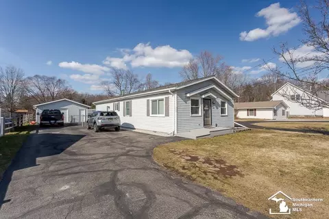 3566 Dorr, Lambertville, MI 48144