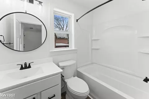Bath - 424 W 2nd, Flint, MI 48503 photo 3 of 3