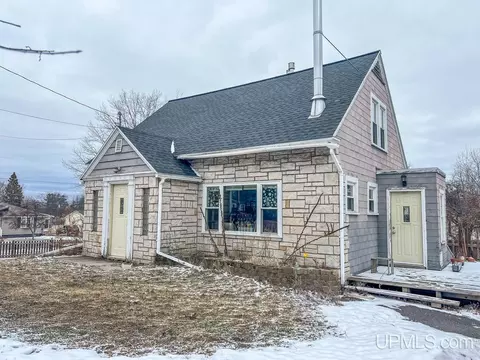 1180 Woodridge, Marquette, MI 49855