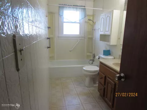 Bath - 8440 E Bristol #HOUSE & POLE BARN, Davison, MI 48423 photo 1 of 1