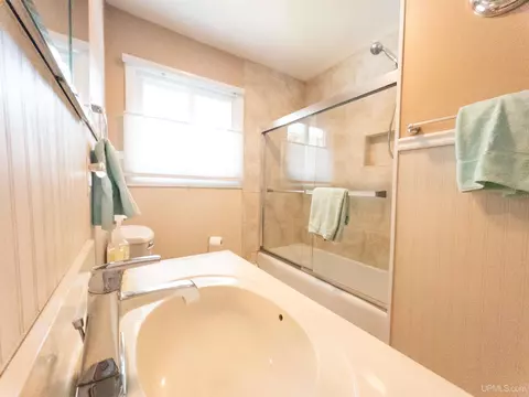 Bath - 1632 Sand Pt, Munising, MI 49862 photo 2 of 4