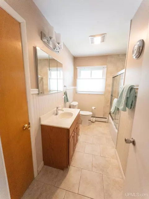 Bath - 1632 Sand Pt, Munising, MI 49862 photo 1 of 4