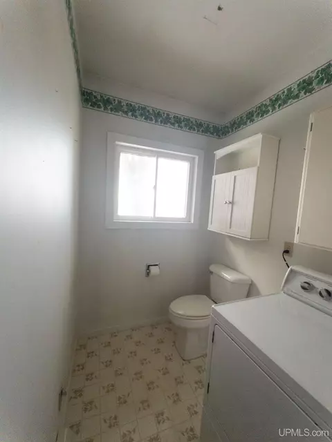 Bath - 1632 Sand Pt, Munising, MI 49862 photo 4 of 4