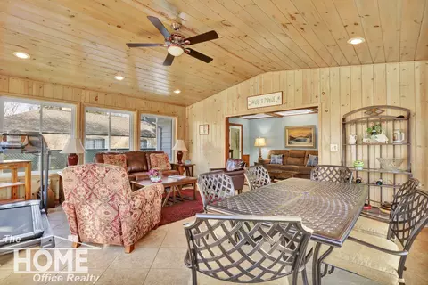 Living - 820 Riverlane, Owosso, MI 48867 photo 2 of 5