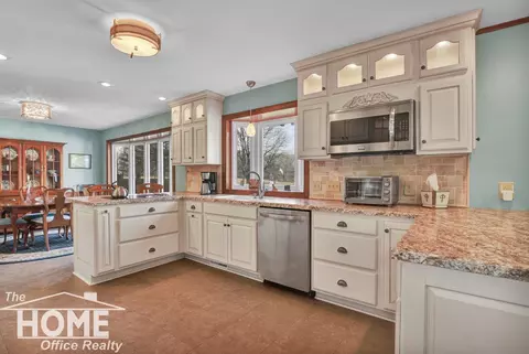 Kitchen - 820 Riverlane, Owosso, MI 48867 photo 4 of 5