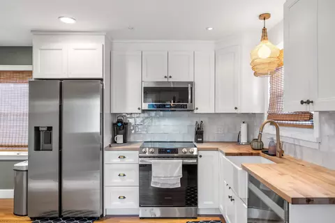 Kitchen - 2209 Hampton, Grosse Pointe Woods, MI 48236 photo 2 of 3