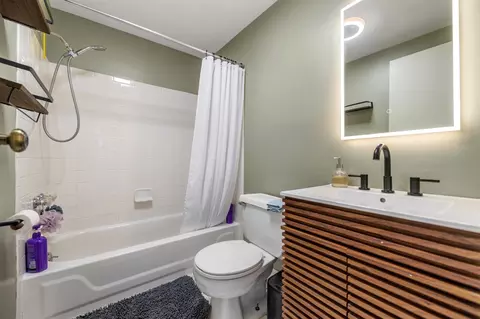 Bath - 2209 Hampton, Grosse Pointe Woods, MI 48236 photo 1 of 2